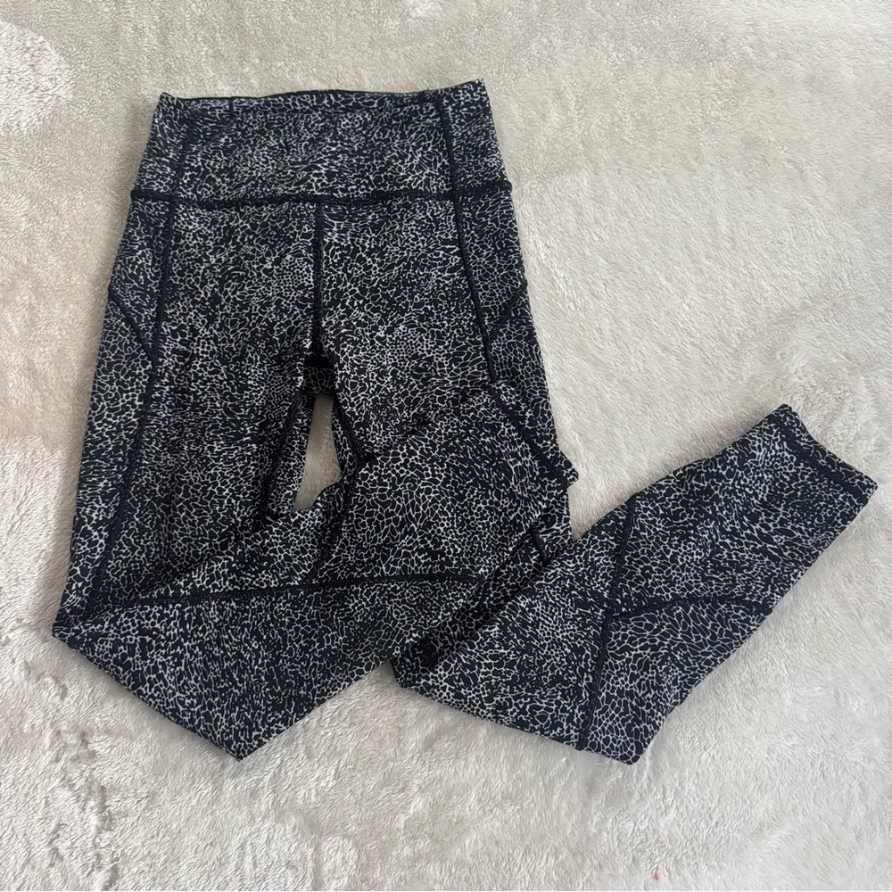 Lululemon In Movement Tight 28”